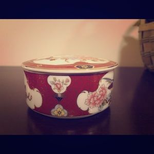 Porcelain trinket jar with lid